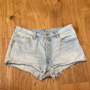 Light wash Levi’s demon shorts